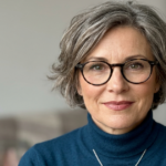 coupe de cheveux femme 50 ans avec lunettes