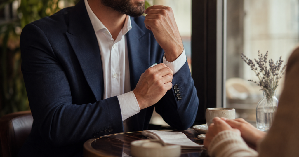 Comment savoir si tu lui plais ? 10 signes à croiser