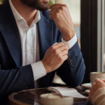 Comment savoir si tu lui plais ? 10 signes à croiser