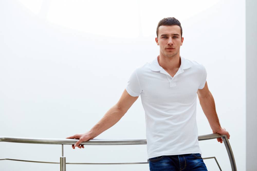 tenue masculine avec un polo