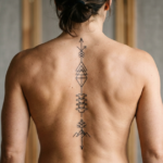tatouage colonne vertébrale force