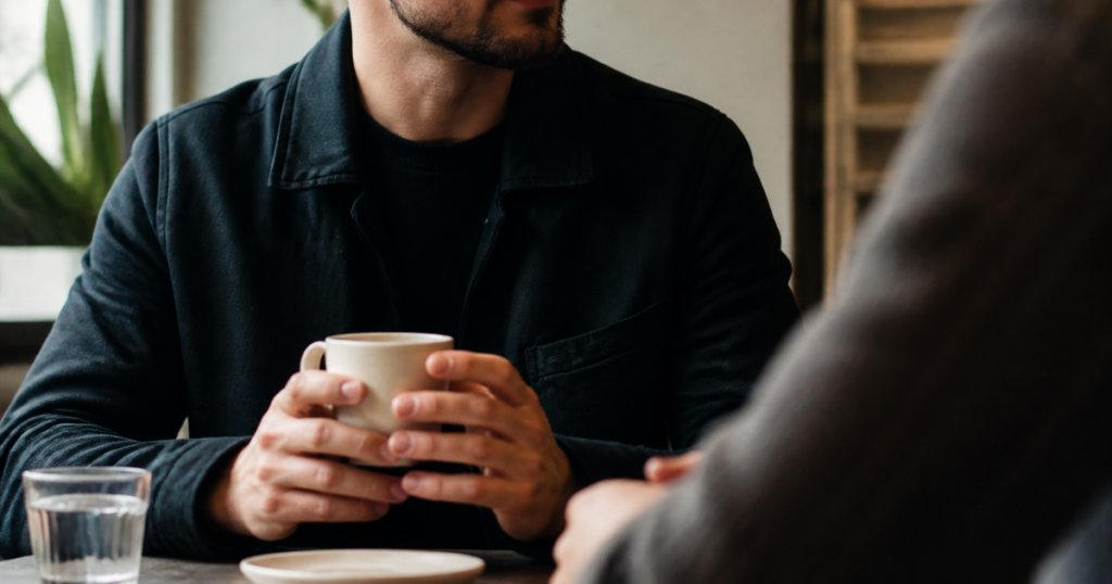Homme timide : 7 signes concrets que tu lui plais