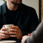 Homme timide : 7 signes concrets que tu lui plais