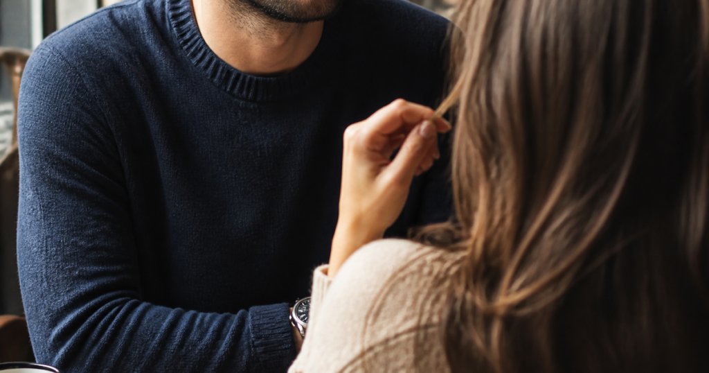 Elle joue avec ses cheveux devant moi : que comprendre ?
