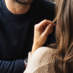 Elle joue avec ses cheveux devant moi : que comprendre ?