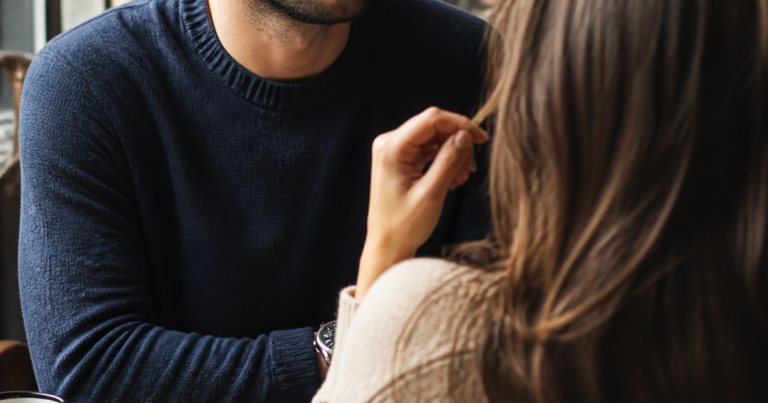 Elle joue avec ses cheveux devant moi : que comprendre ?