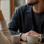 Femme amoureuse : 8 signes qui dépassent l’attirance