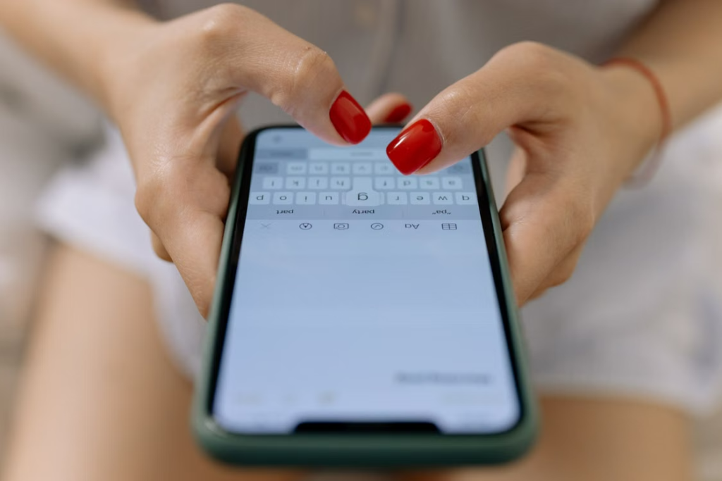 Rédaction d’un message sur un smartphone
