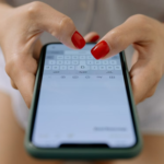 Rédaction d’un message sur un smartphone