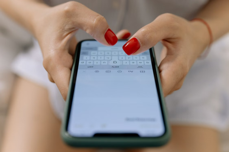 Rédaction d’un message sur un smartphone