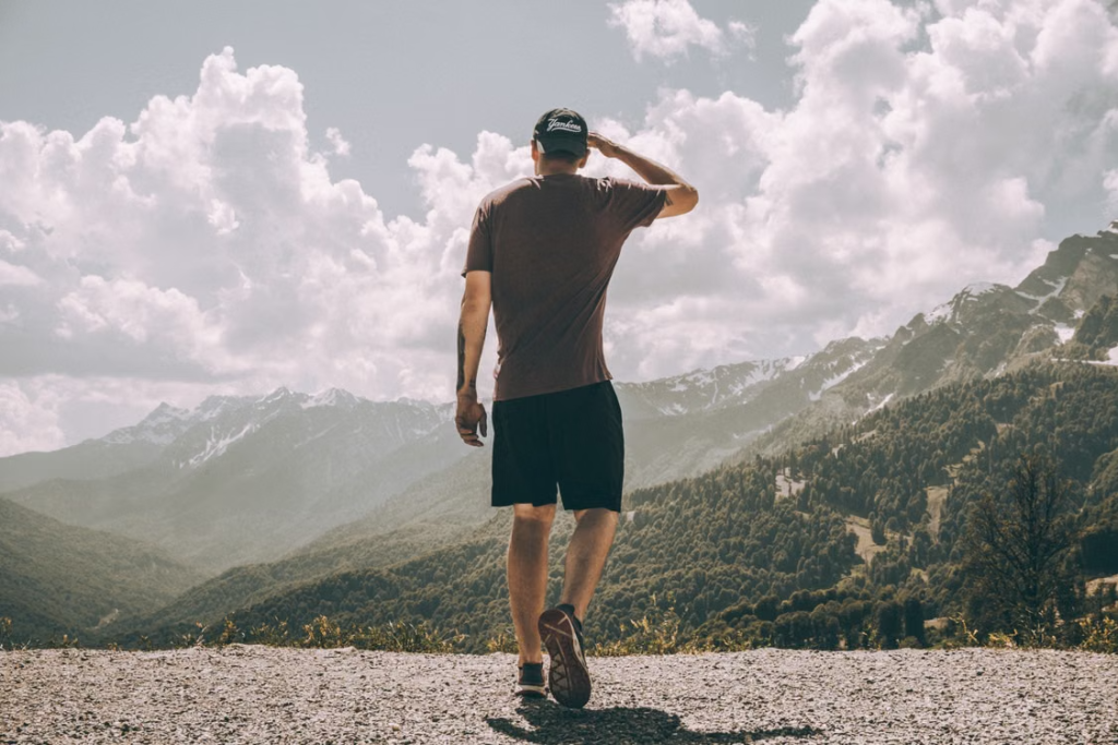 Homme actif en montagne, illustration de la vitalité masculine après 30 ans