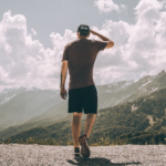 Homme actif en montagne, illustration de la vitalité masculine après 30 ans