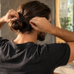 Chignon homme : le réussir sans tirer sur ses cheveux
